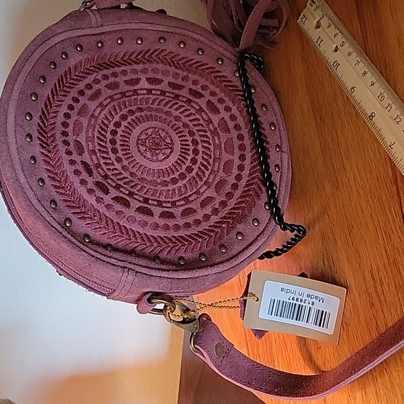 Beautiful wine colored suede crossbody purse w/7" tassel & 3 1/2" earrings. - Picture 11 of 11